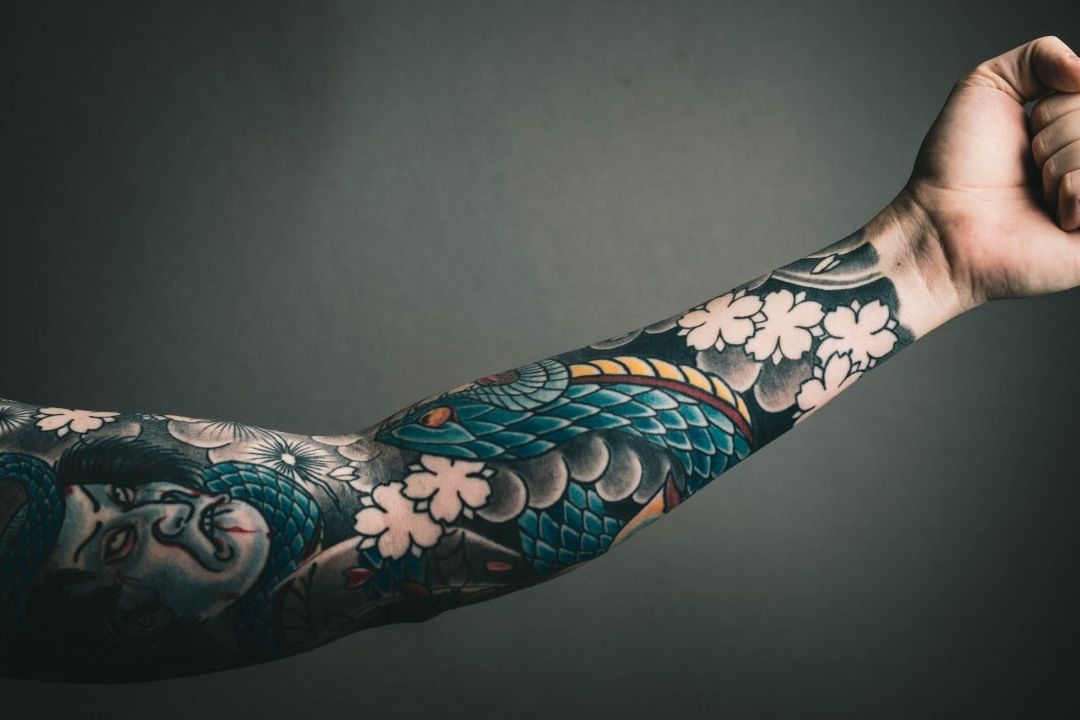 ¿Qué pasa si me corto donde tengo un tatuaje?