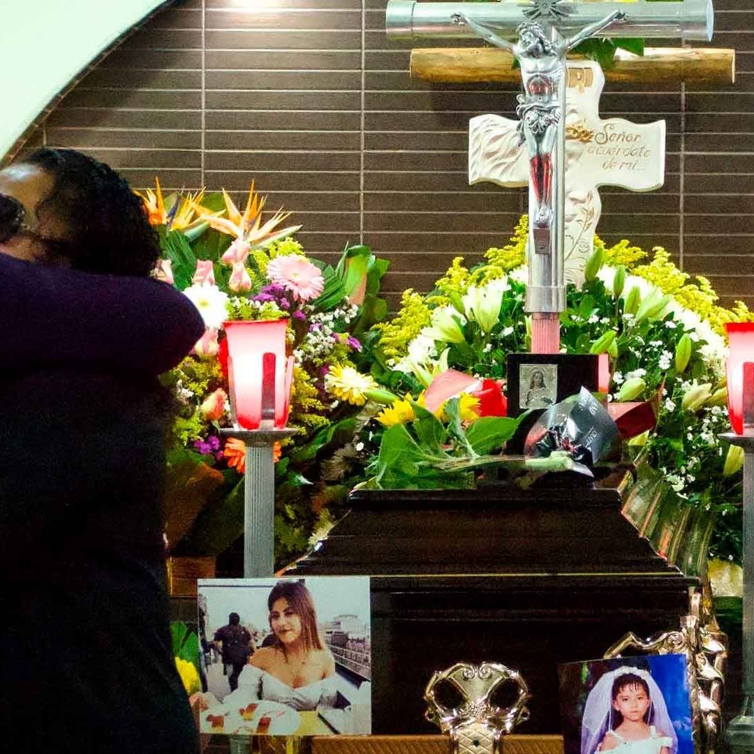 Familiares y amigos de Ariadna Fernanda López dieron el último adiós a la joven.