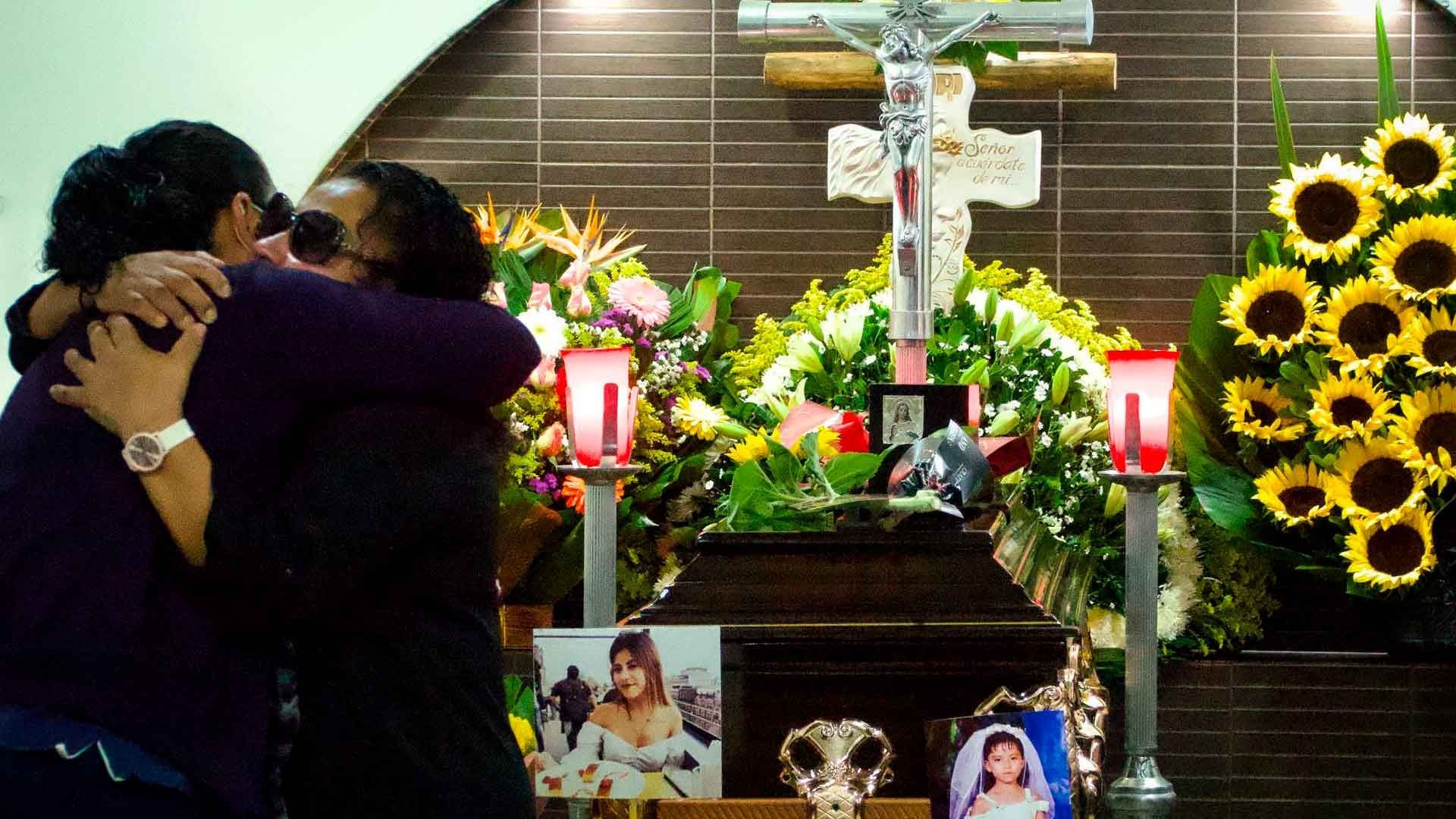 Familiares y amigos de Ariadna Fernanda López dieron el último adiós a la joven.