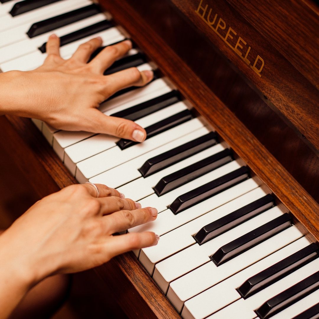 Persona toca el piano