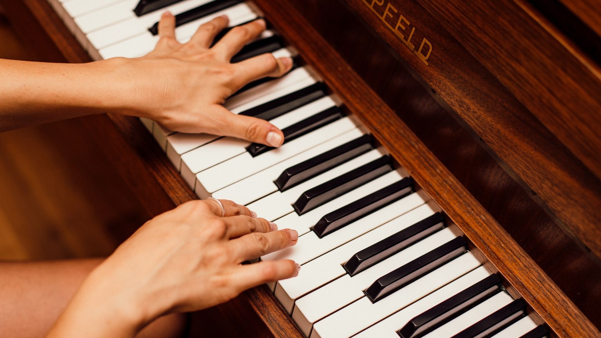 Persona toca el piano