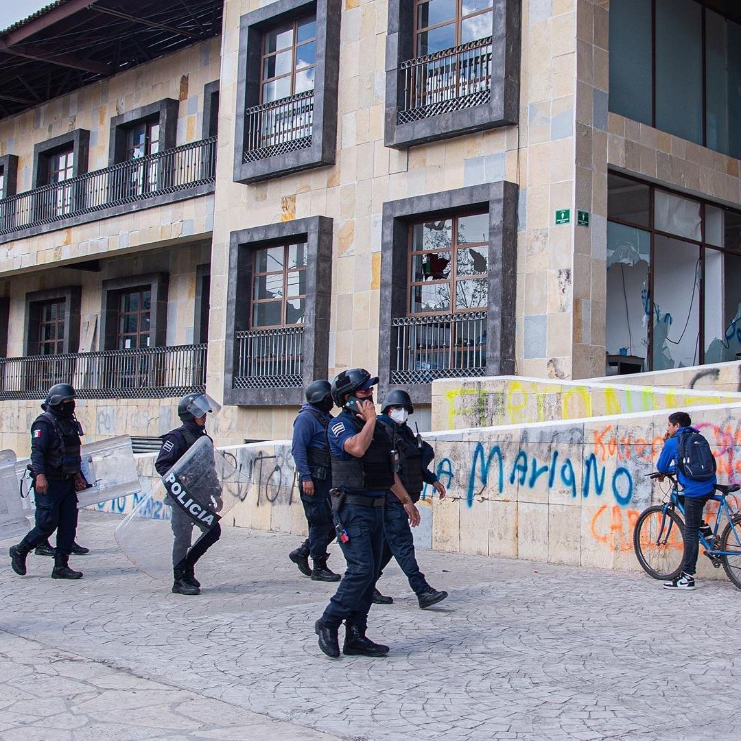 De acuerdo con una fuente estatal de Chiapas, por estos hechos vandálicos se detuvo a 10 personas de los “Motonetos”, entre ellas, tres menores de edad