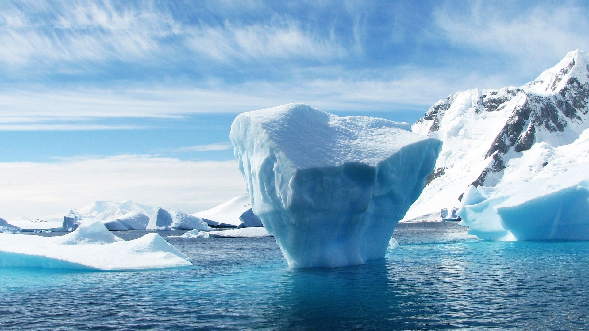 Iceberg se derrite en el mar
