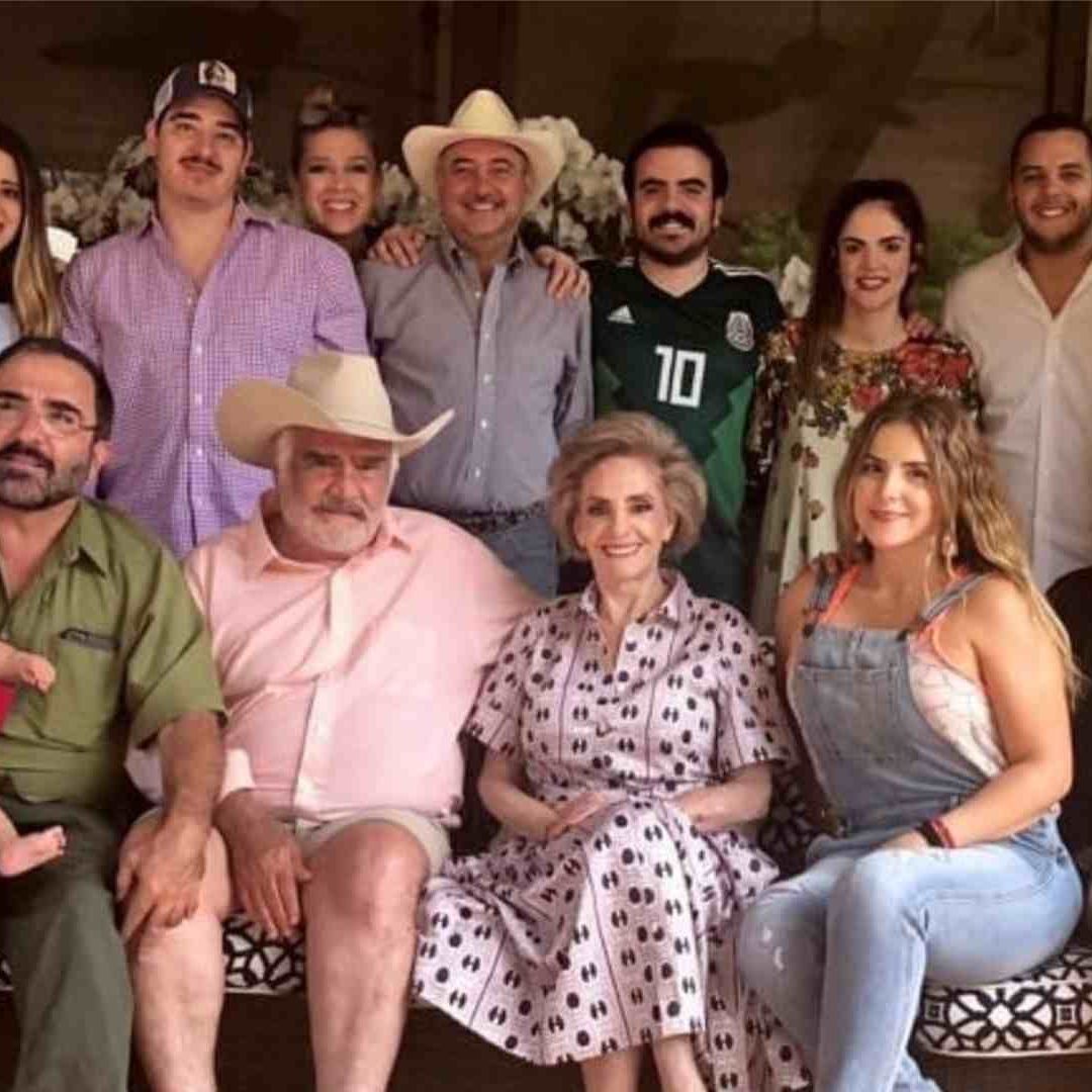 Hijos y nietos del Charro de Huentitán se toman foto durante una reunión familiar