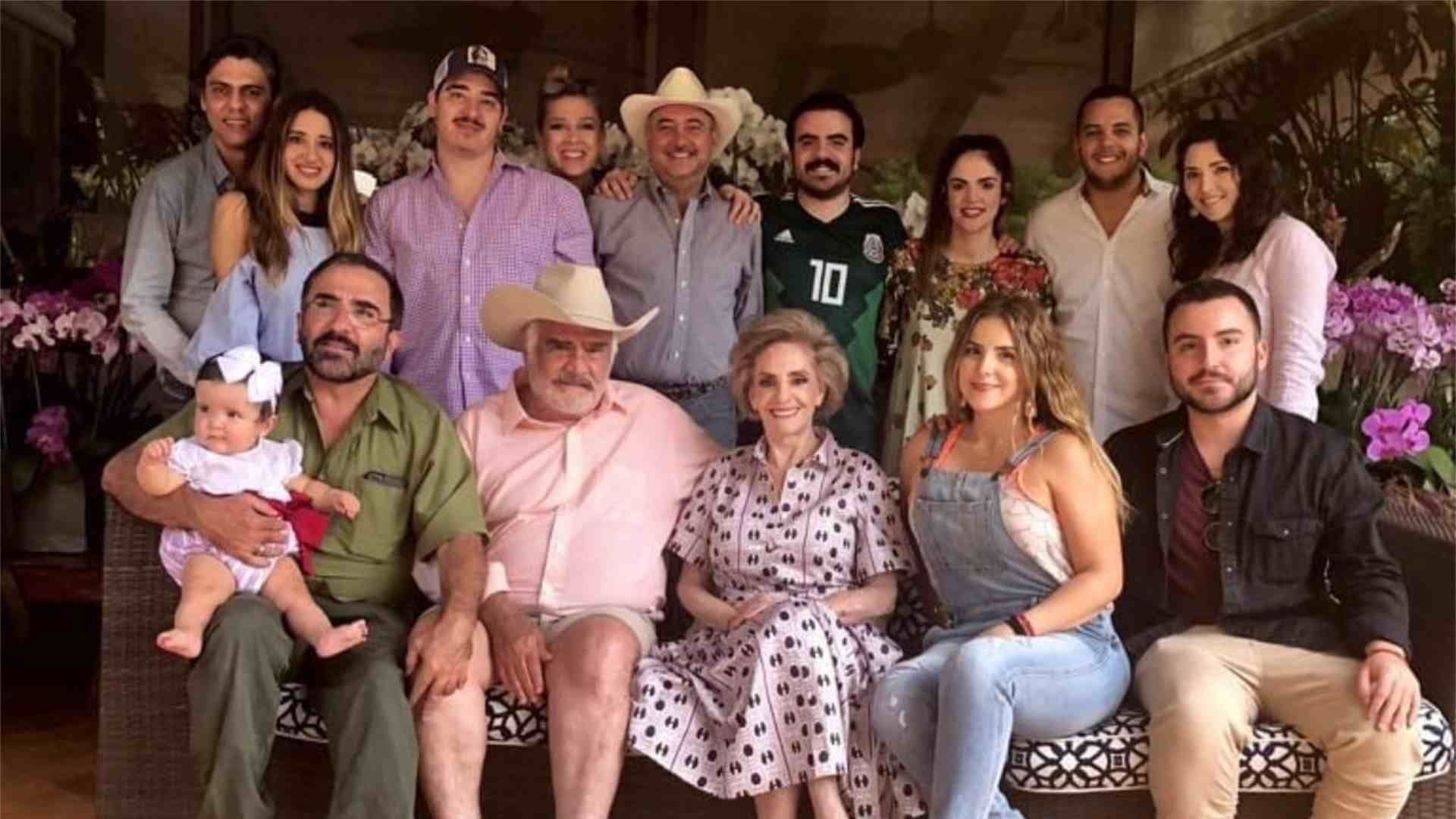 Hijos y nietos del Charro de Huentitán se toman foto durante una reunión familiar