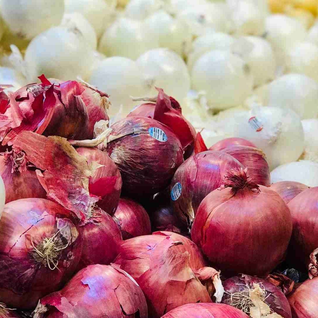 Existen varias diferencias entre la cebolla morada, amarilla y blanca