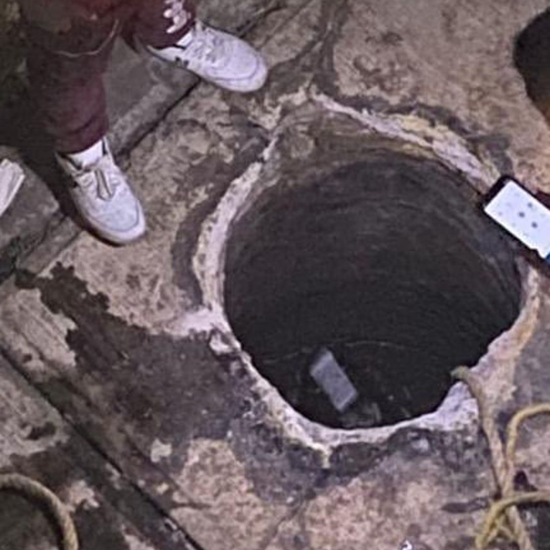 Las mujeres cayeron en un registro de aguas negras sin tapa