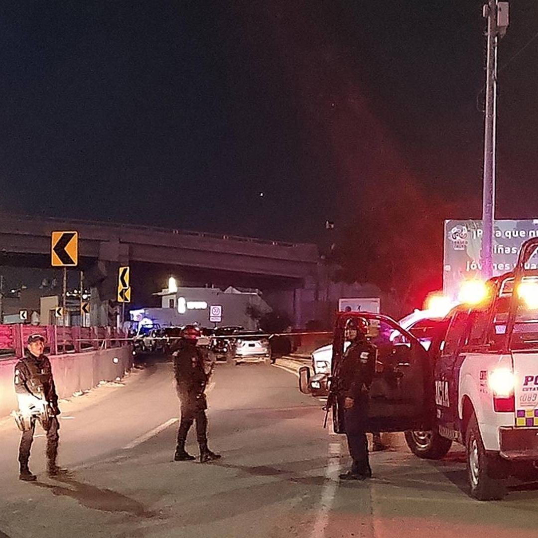 Policías municipales, estatales y elementos de la Guardia Nacional resguardaron el bar 'Lexus' tras un ataque que dejó nueve muertos