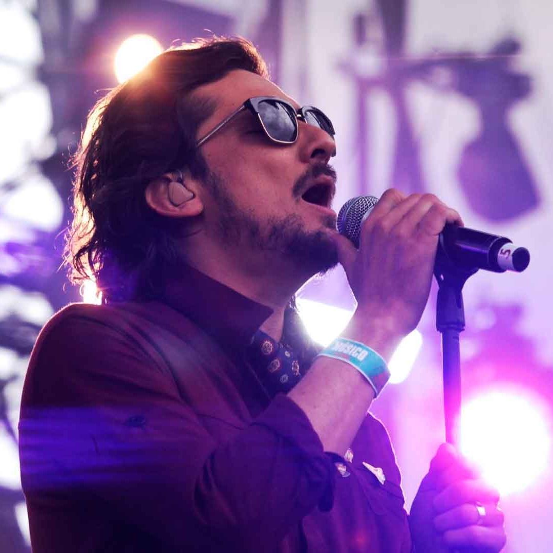 León Larregui lamentó la muerte de Sofia y Esmeralda que cayeron en una coladera cuando iban a ver a Zoé