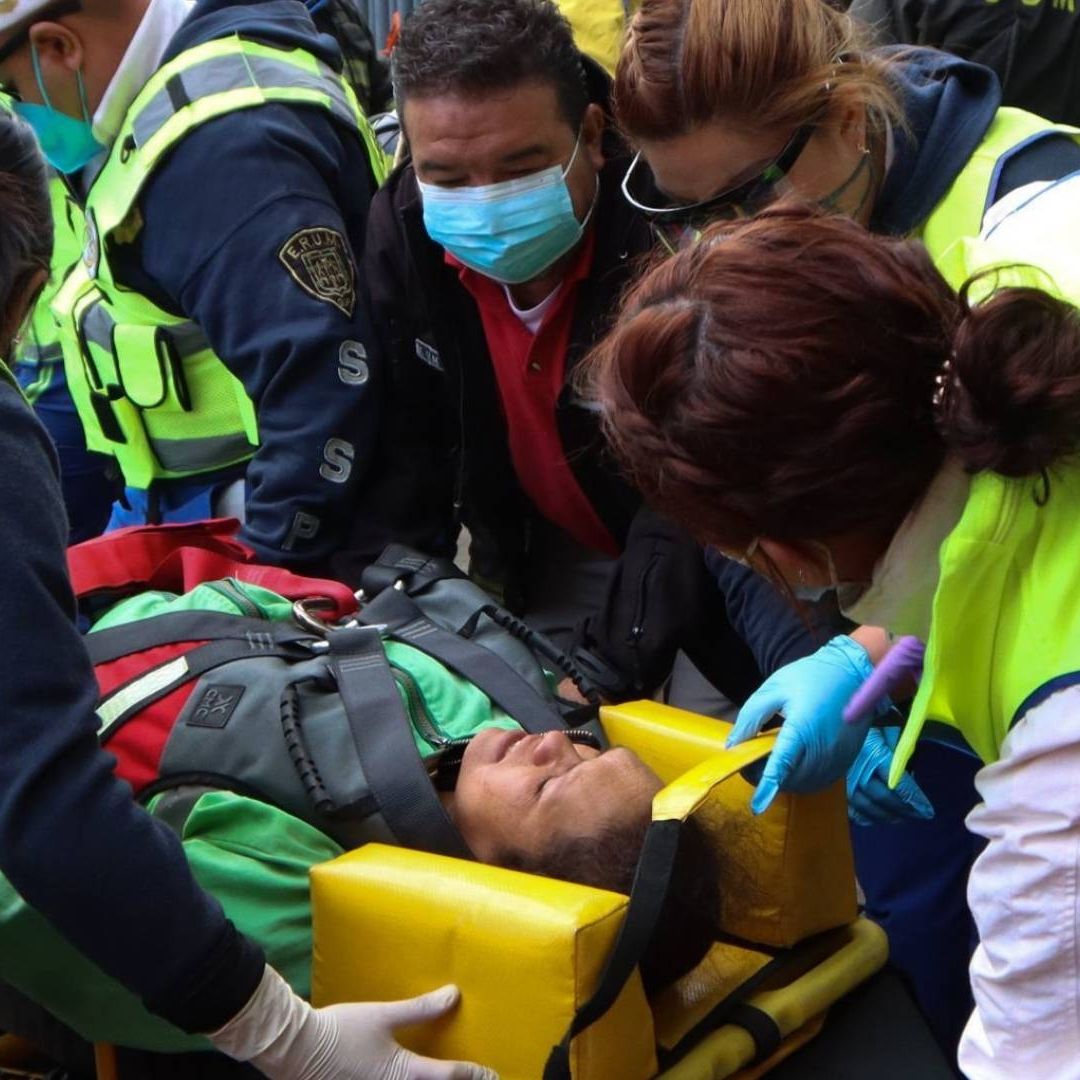 Equipos de emergencia rescataron a una mujer que cayó en una coladera, en la colonia San Juan de Aragón