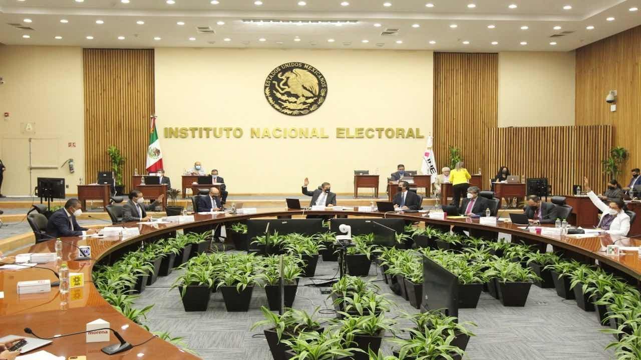 El presidente del INE y el Consejo General, se encargan de establecer los vínculos entre el Instituto y las autoridades federales, estatales y municipales.