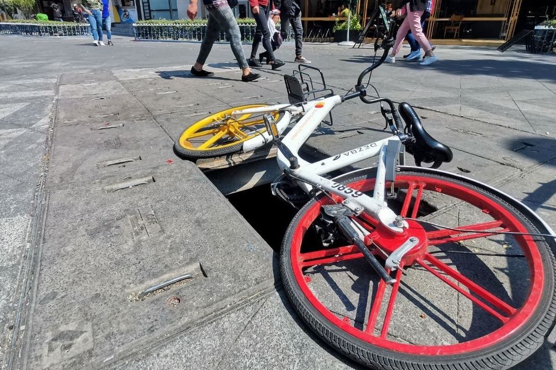 Una coladera sin tapa pone en peligro a transeúntes