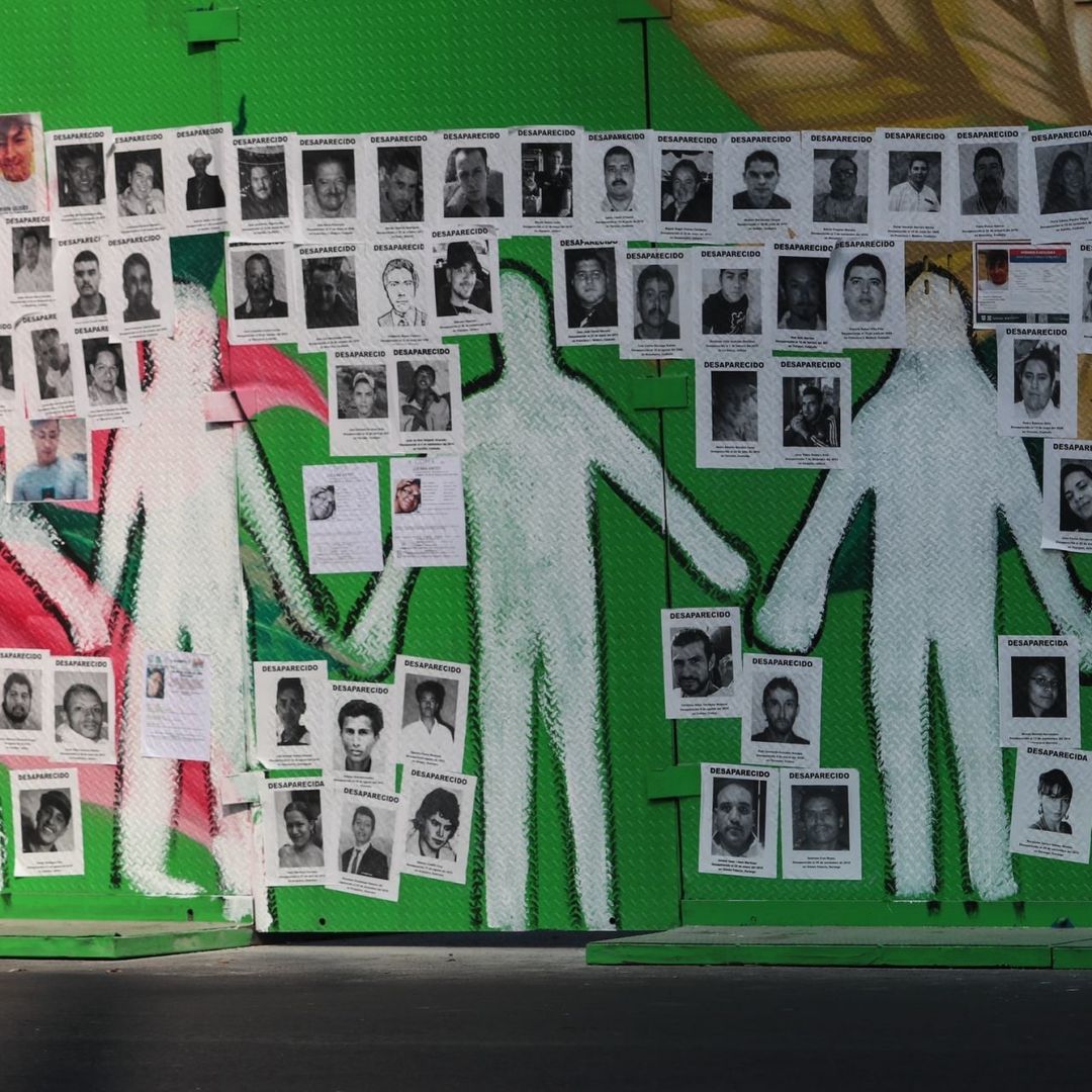 Familiares de desaparecidos pintaron siluetas en las vallas a fin de que no se borren las huellas de aquellos que no están