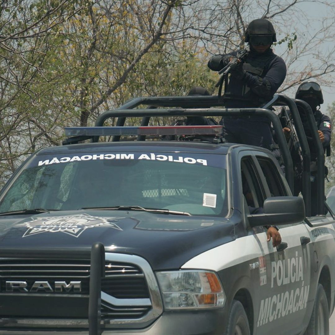 Policías Repliegan a Balazos a Normalistas en Michoacán