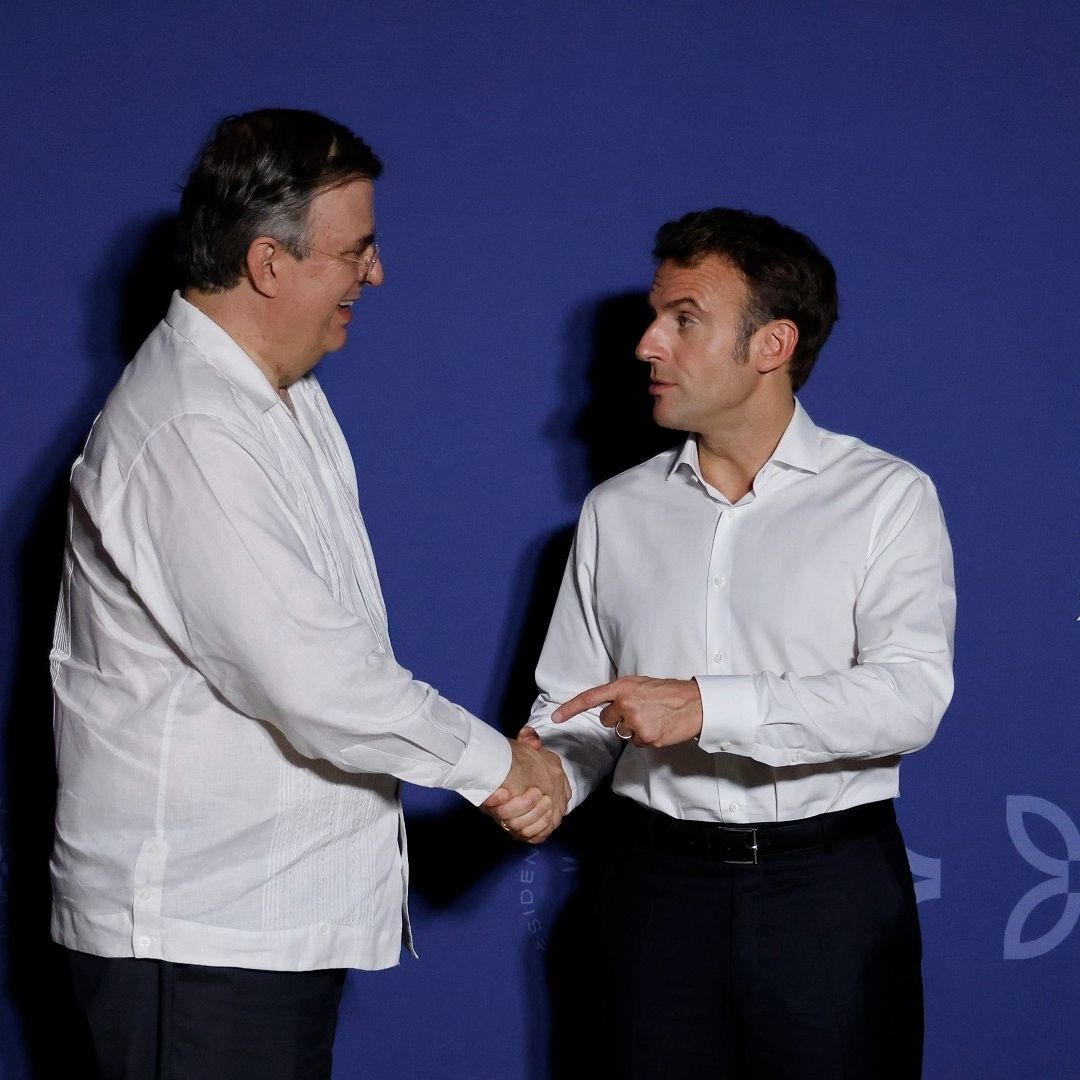 El presidente francés, Emmanuel Macron, recibe al secretario de Relaciones Exteriores de México, Marcelo Ebrard, en el marco del G20 2022