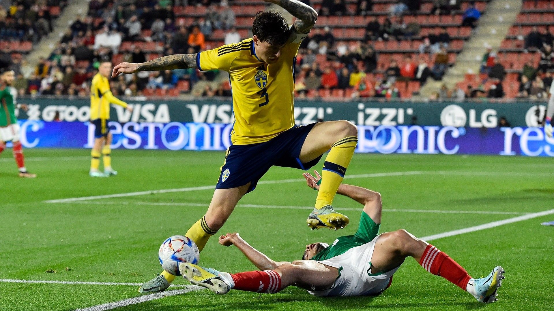 El defensa sueco Victor Lindelof compite con el delantero mexicano Raúl Jiménez durante el partido amistoso de México y Suecia