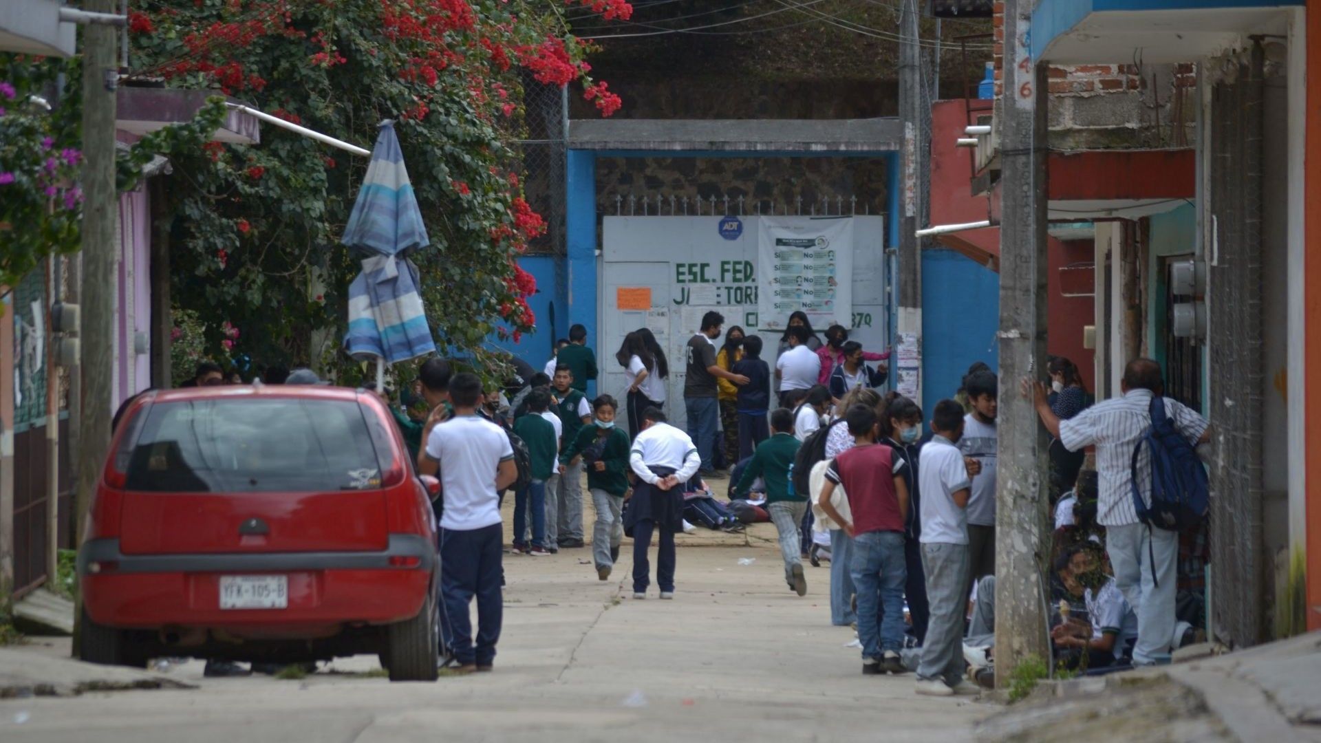 Estudiantes de Teleecundaria toman clases en la calle