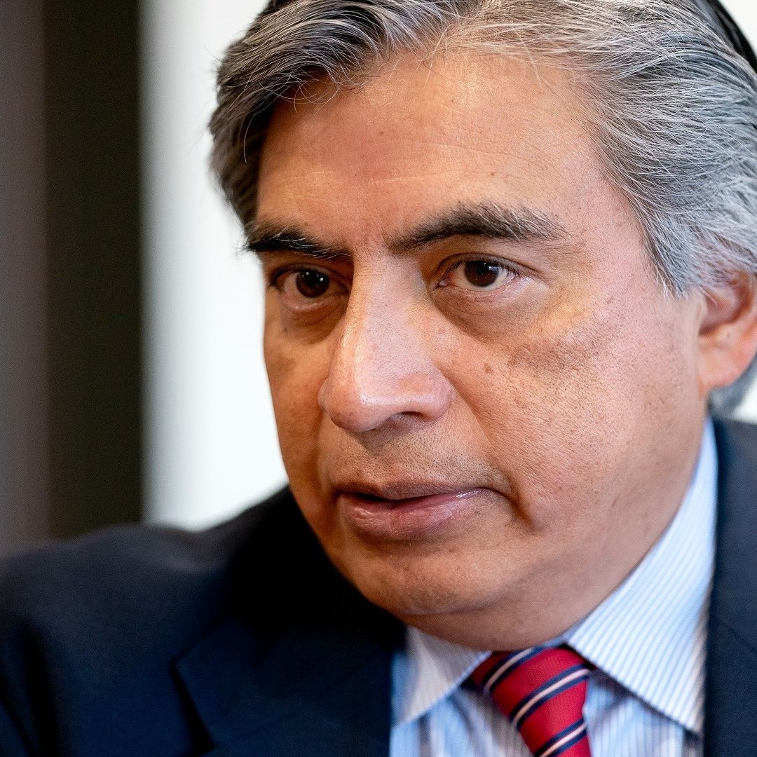 Gerardo Esquivel, candidato a la presidencia del Banco Interamericano de Desarrollo (BID), habla durante una entrevista