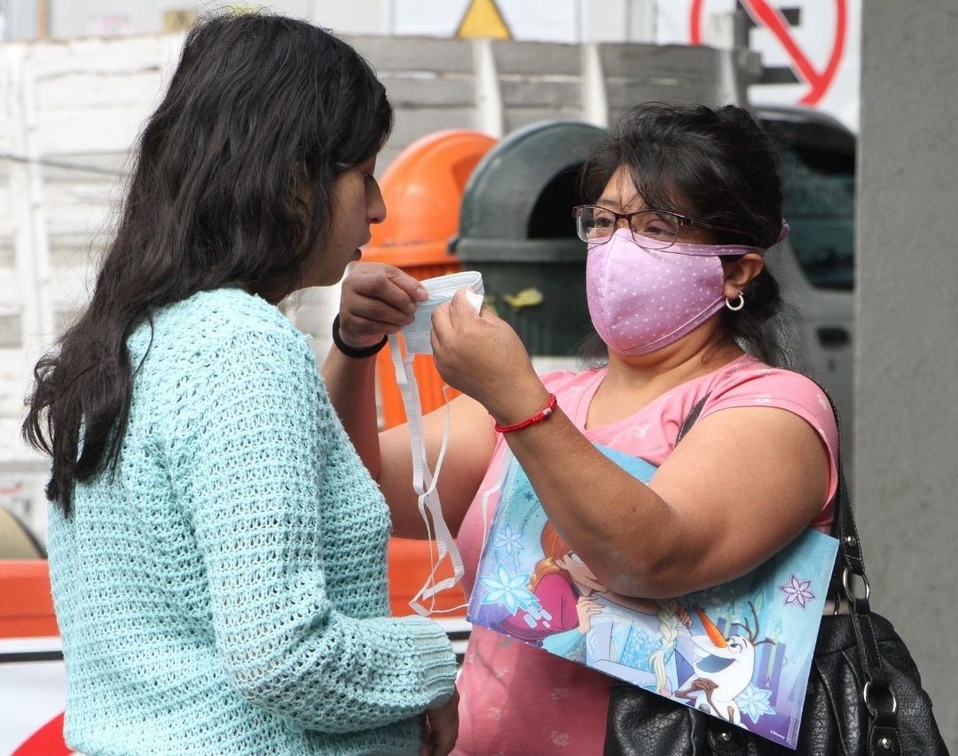 Mujeres utilizando cubrebocas