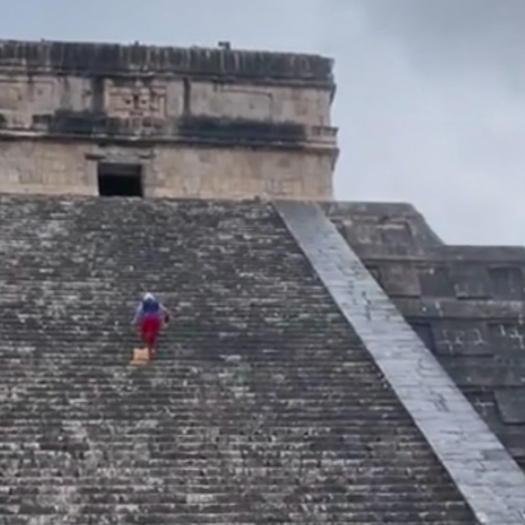 Una turista subió a la pirámide de Kukulkán, en Chichén Itzá, sin importarle las prohibición