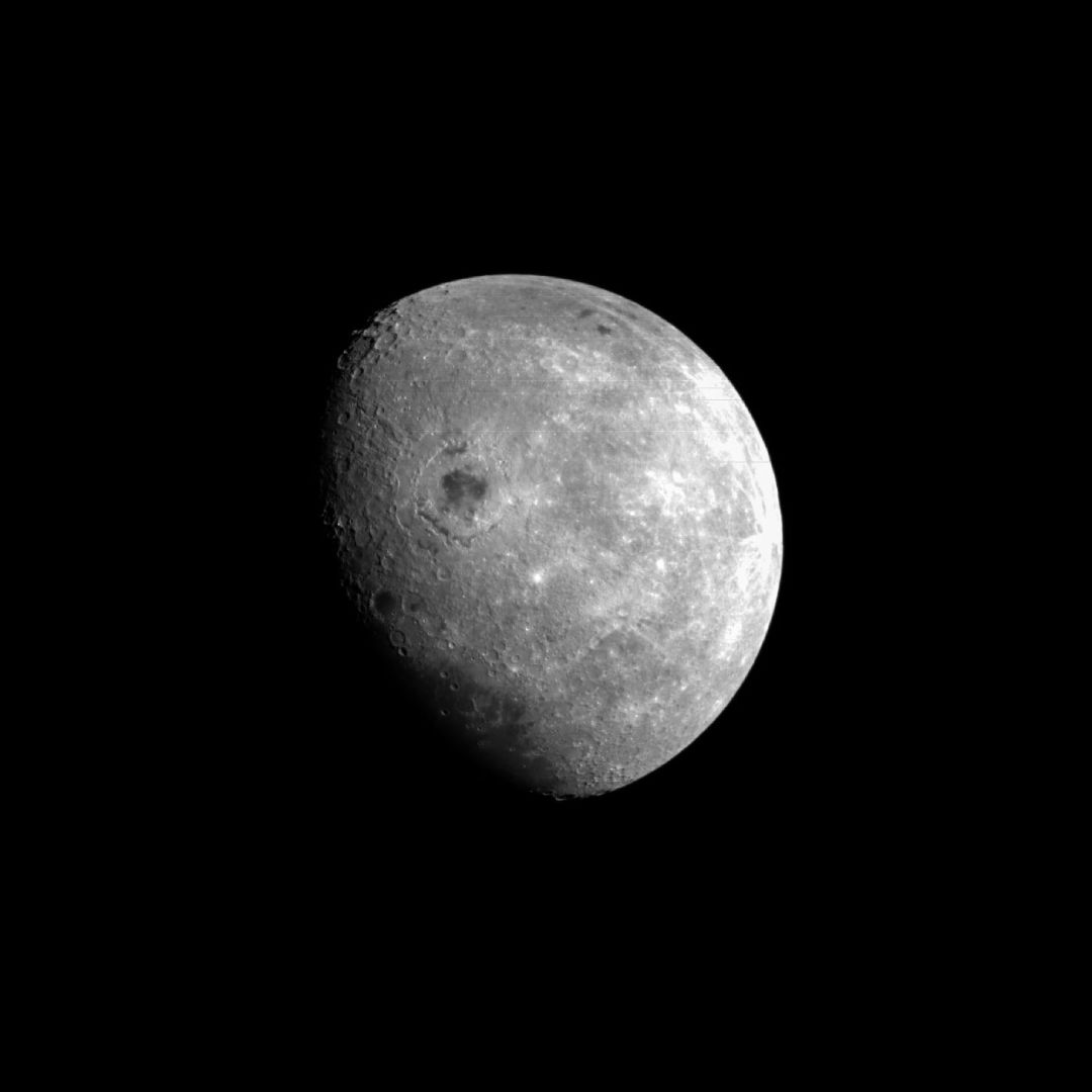 La cápsula Orión tomó fotos de una inmensa Luna y una pequeña Tierra vista a 37 mil km de distancia