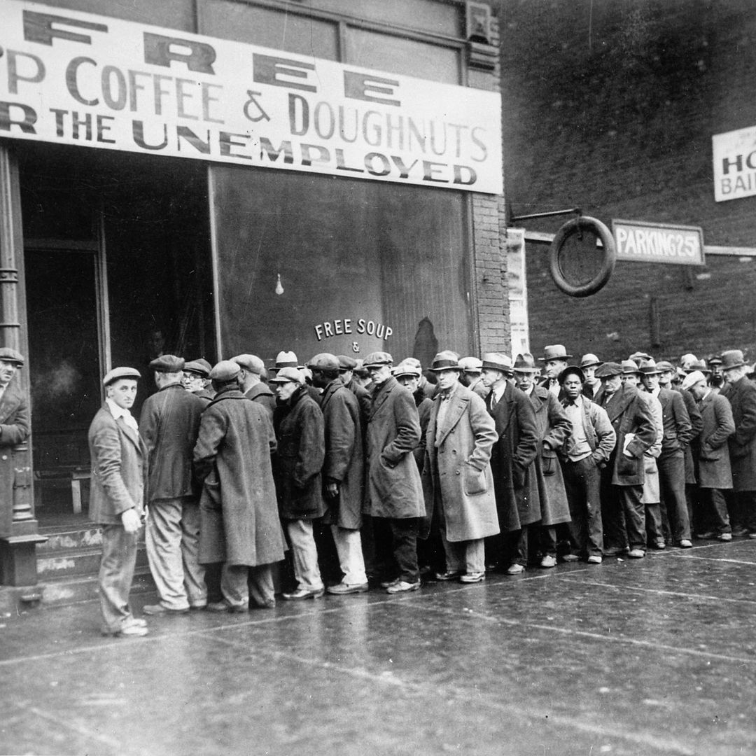 Hombres haciendo fila por un plato de sopa en la Gran Depresión