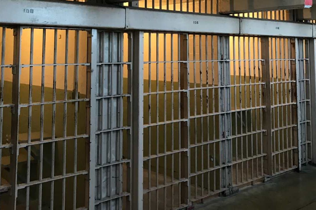 La constancia de antecedentes no penales certifica que una persona no ha sido enjuiciada, condenada o permanecido en la cárcel por un delito.