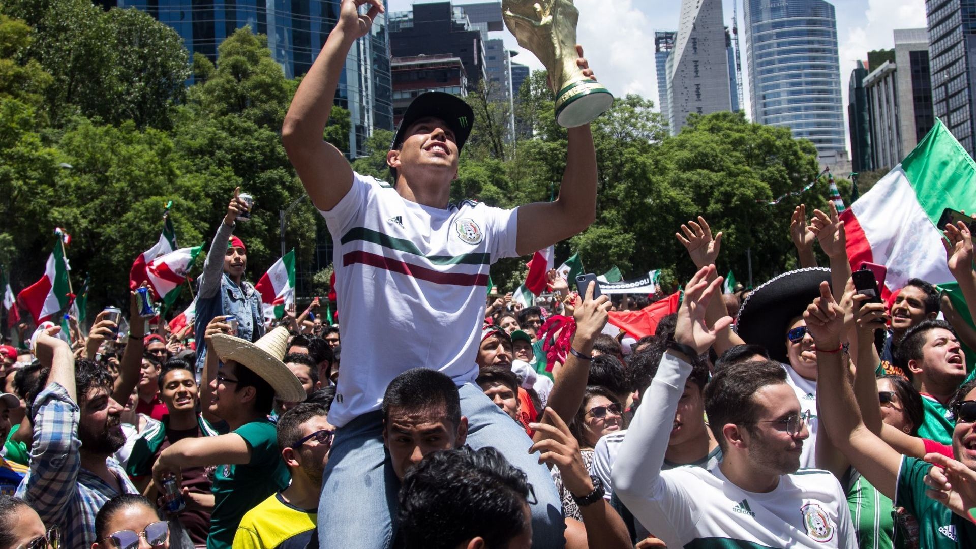 Mexicanos festejando una victoria de la selección en el Ángel en 2018