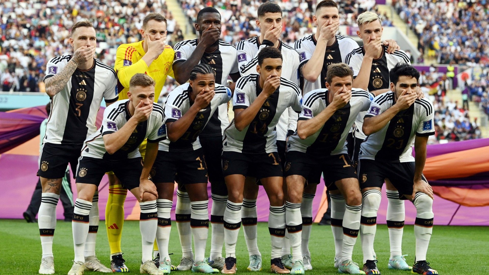 Futbolistas alemanes se taparon la boca durante la foto oficial previo al partido de Japón como protesta contra la FIFA.