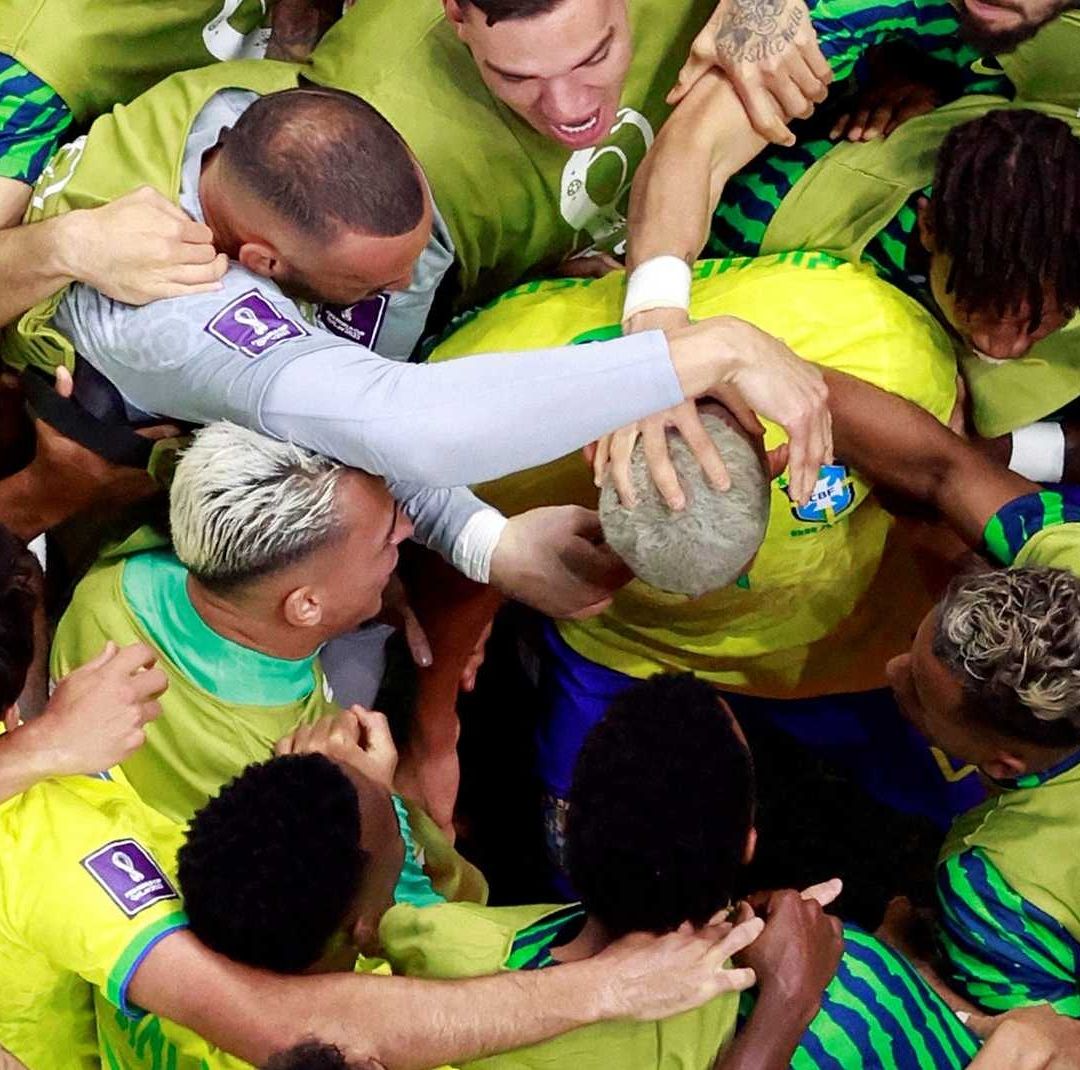La selección de Brasil festeja el primer gol de Richarlison