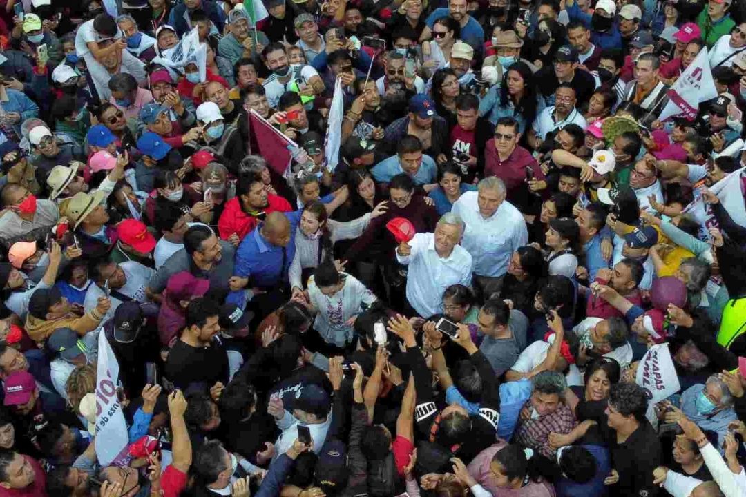 Miles de seguidores desbordan Avenida Paseo de la Reforma