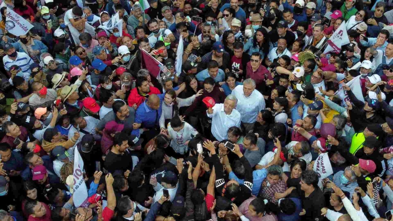 Miles de seguidores desbordan Avenida Paseo de la Reforma