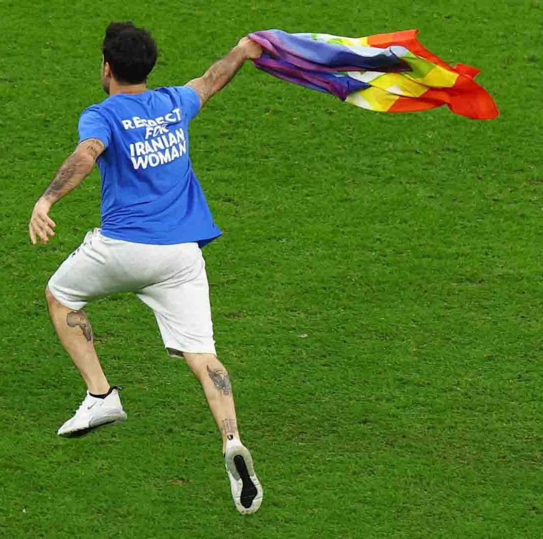 El manifestante durante el juego Portugal vs. Uruguay