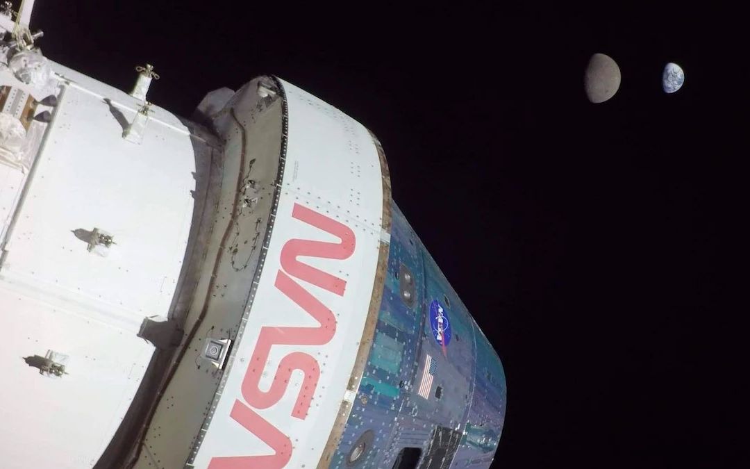 Selfie de Orión con la Luna y la Tierra