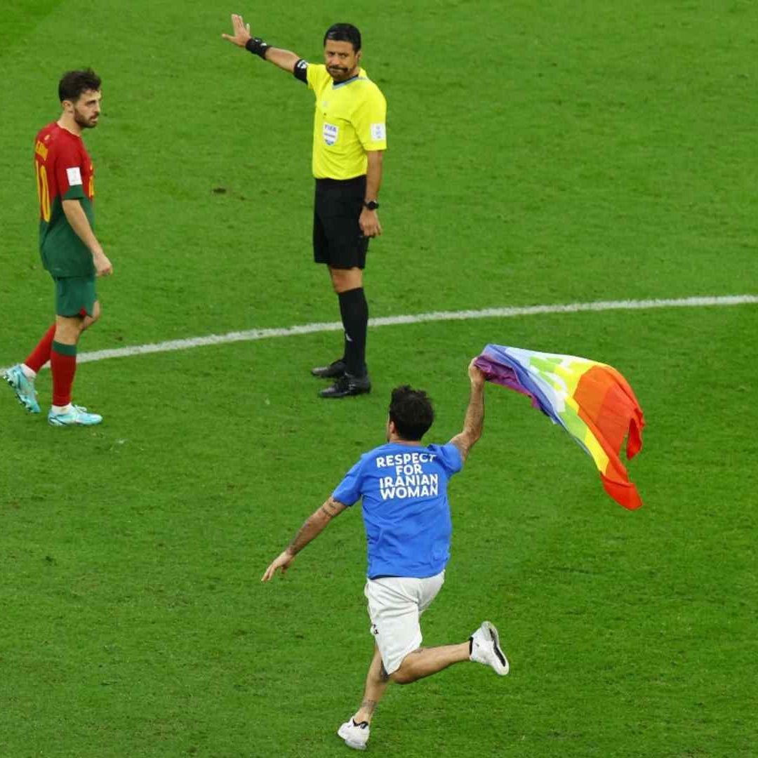 Entran con bandera arcoíris al partido de Portugal contra Uruguay