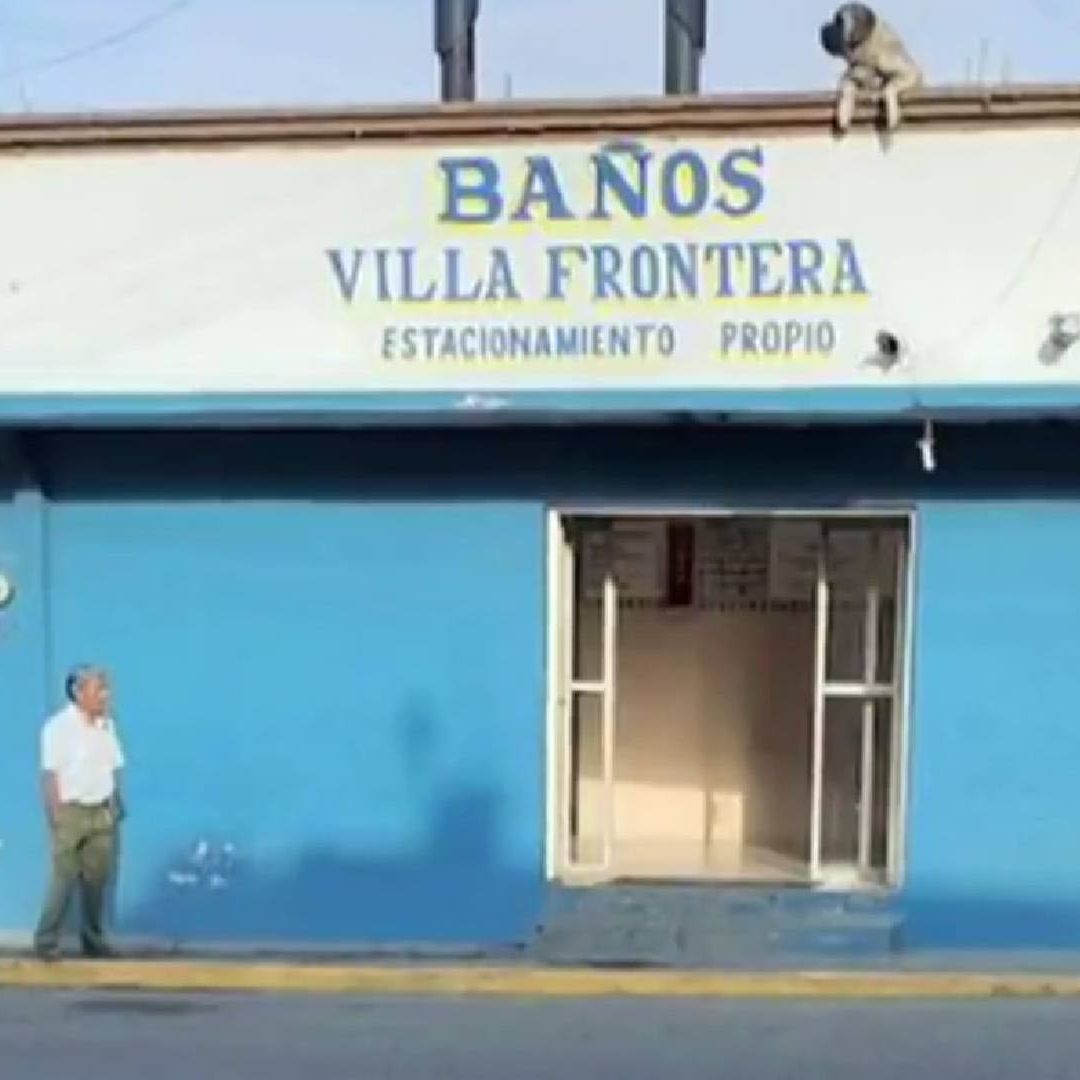 A hombre le truenan la espalda en baño de vapor