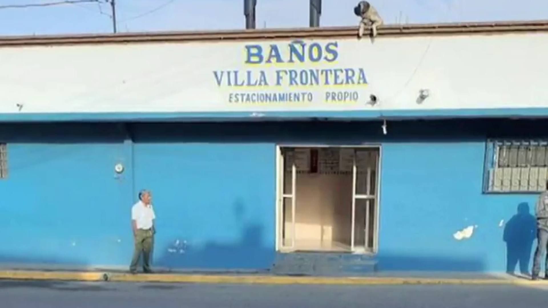 A hombre le truenan la espalda en baño de vapor