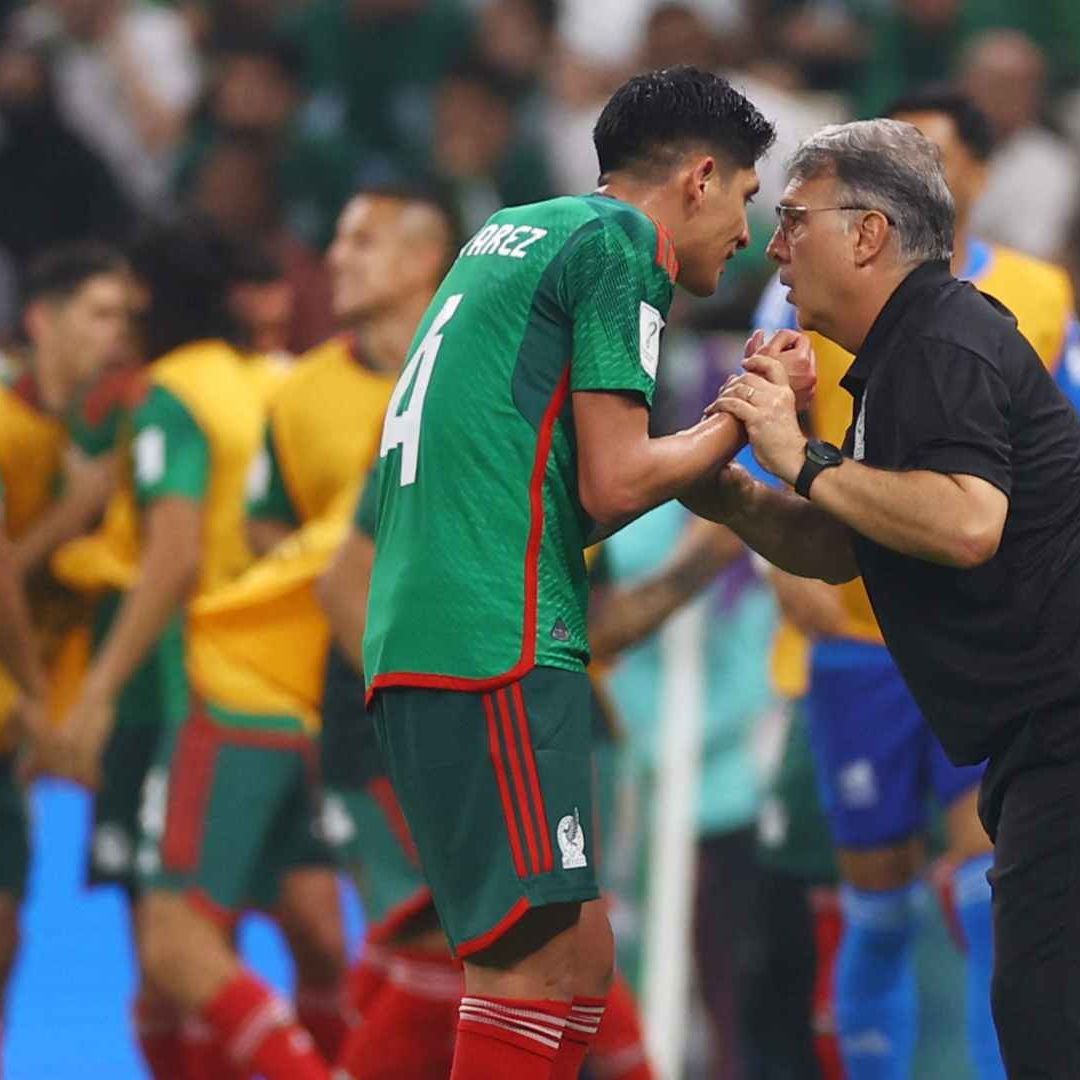 El estratega de futbol, Gerardo Martino al dirigir un partido de la Selección Mexicana
