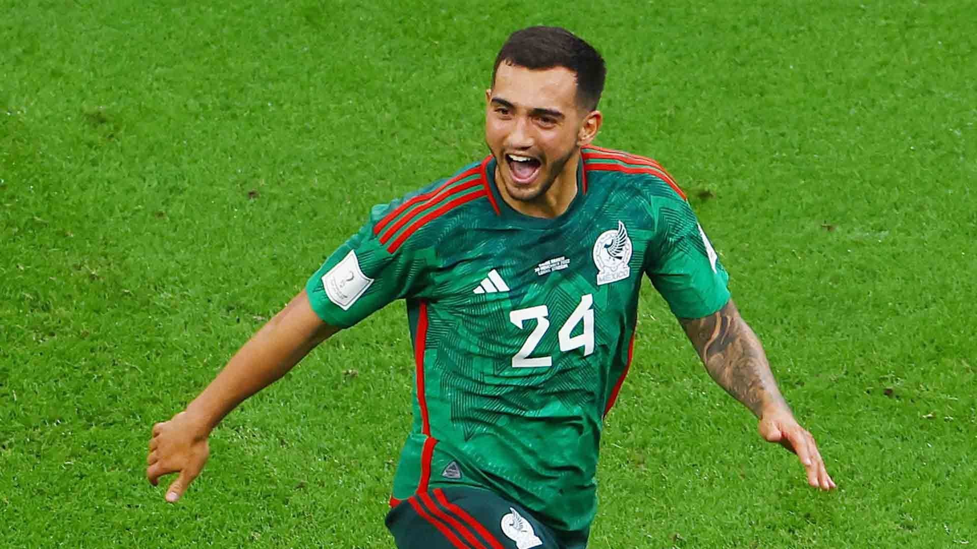 Luis Chávez en su debut con la Selección Mexicana durante el Mundial de Qatar 2022