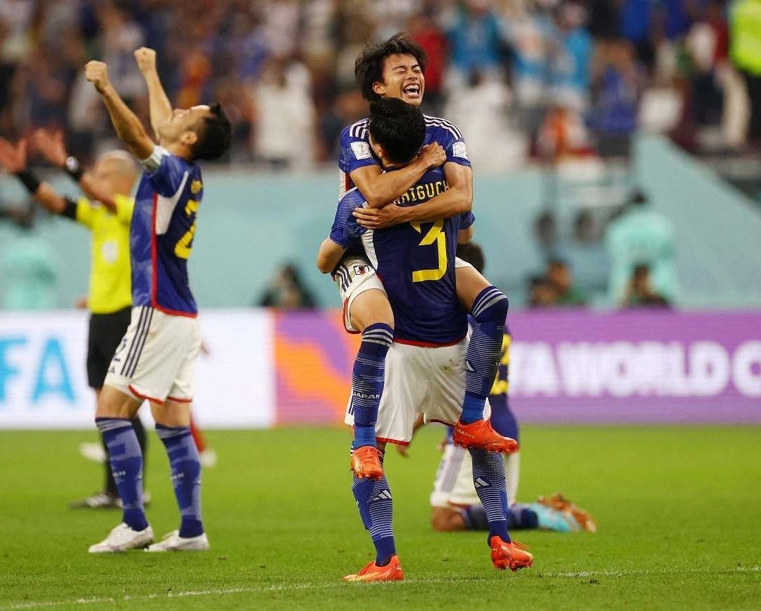 Jugadores japoneses celebran en el encuentro ante España
