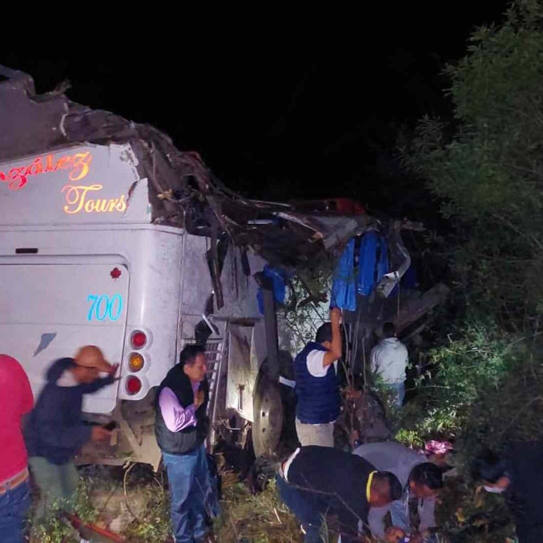 Autobús con simpatizantes de Salomón Jara se accidentan