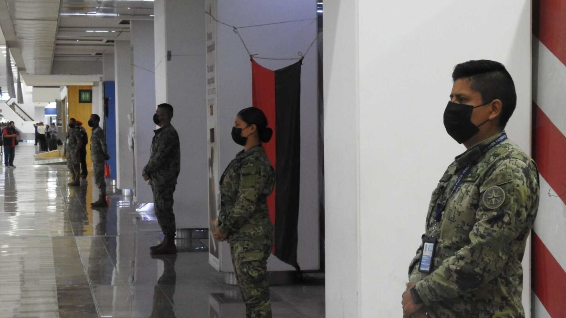 Elementos de la Marina en instalaciones del Aeropuerto Internacional de la Ciudad de México
