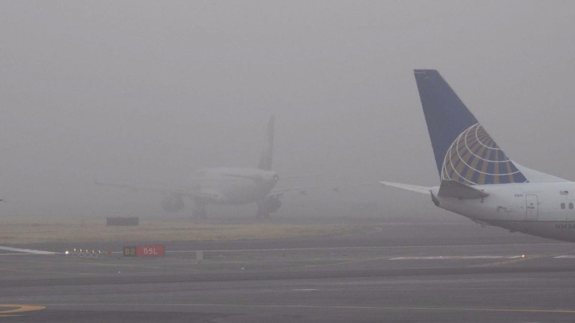 El AICM informó que debido a un banco de niebla se suspenden los despegues y aterrizajes