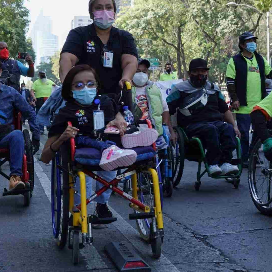 Personas con discapacidad visual, motriz y auditiva marcharon desde el Ángel de la Independencia