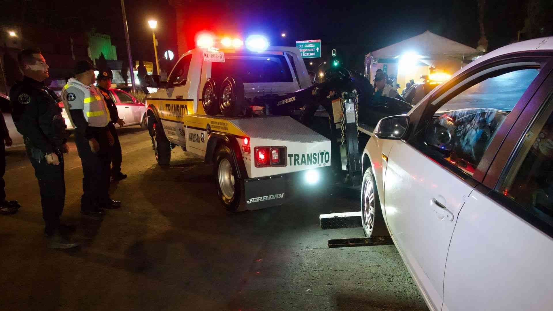 Grúa realiza el arrastre de un taxi