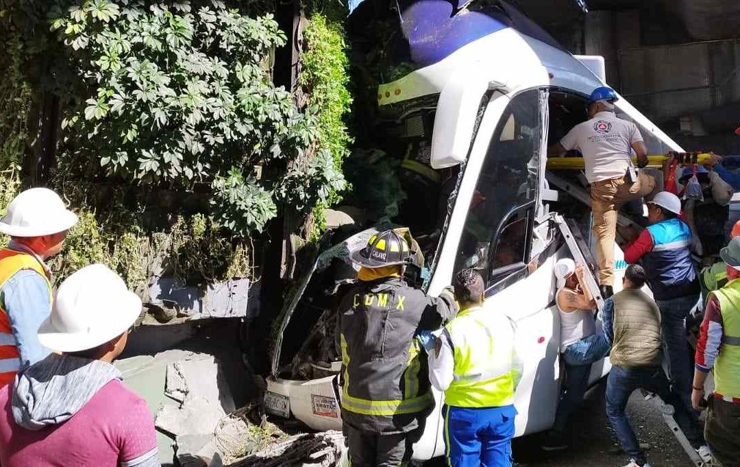 Un autobús se impactó en pilares de los carriles centrales en Periférico Sur, CDMX
