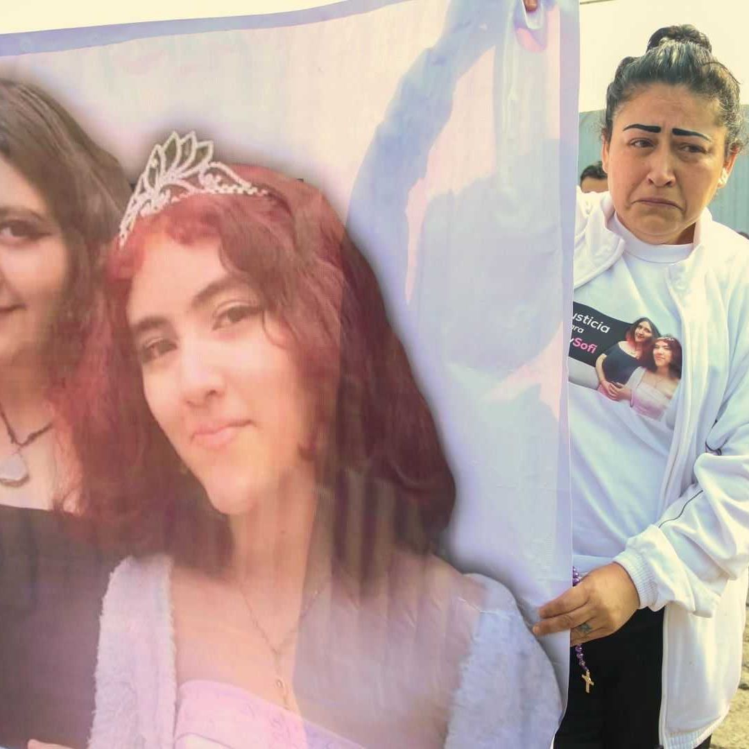 Las jóvenes murieron al caer en una coladera