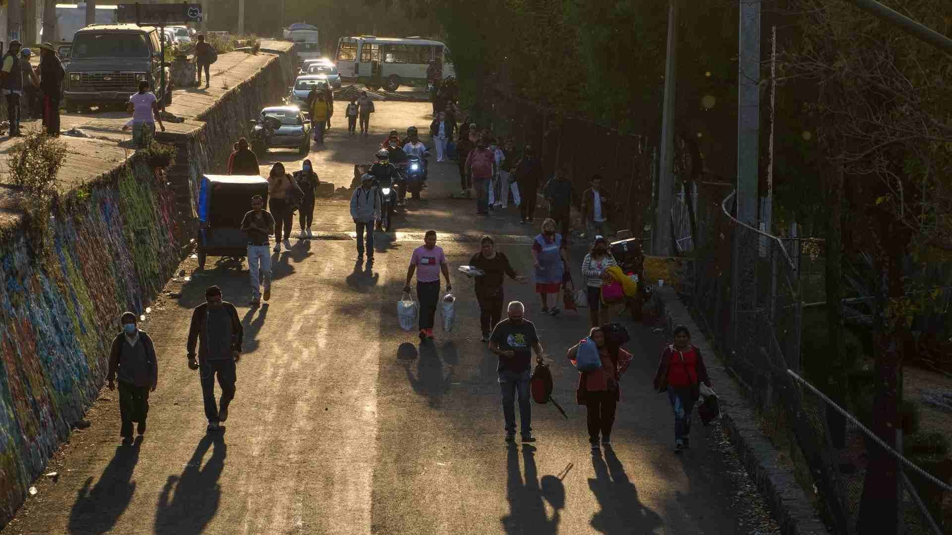 Vecinos de Xochimilco bloquean la vialidad