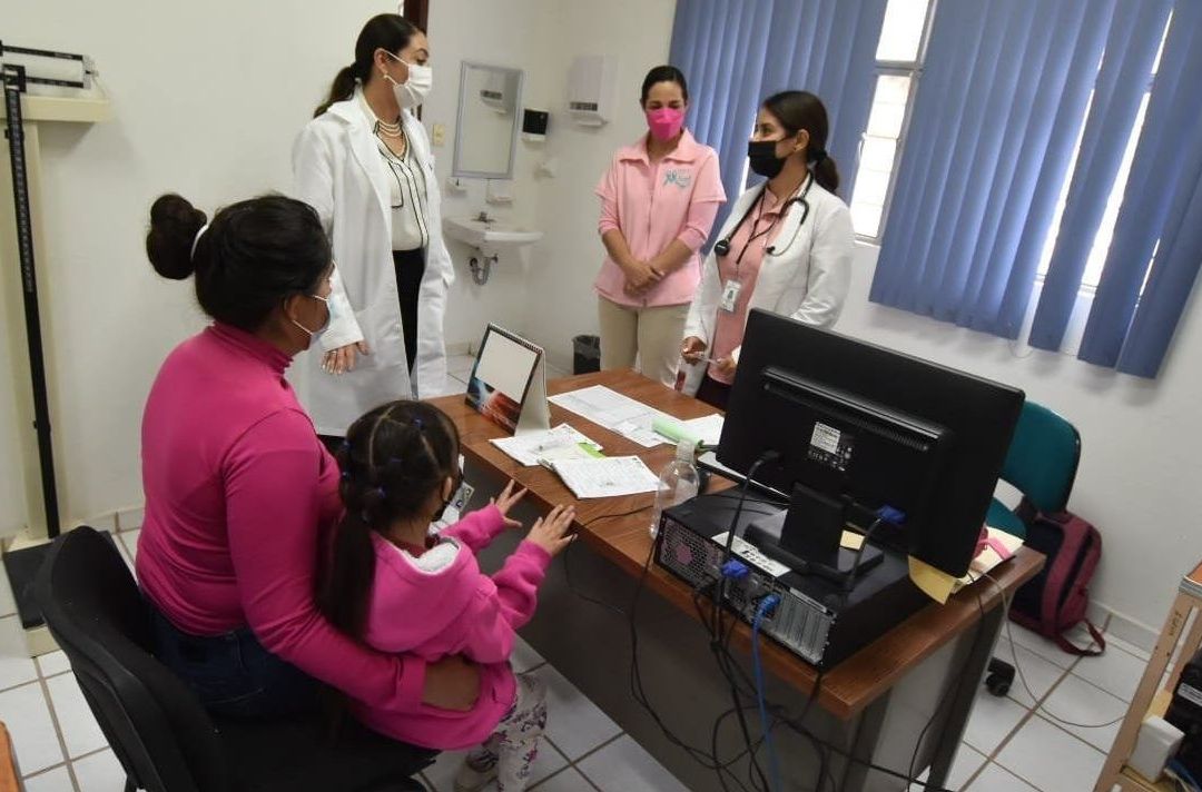 Pacientes y doctores en una consulta