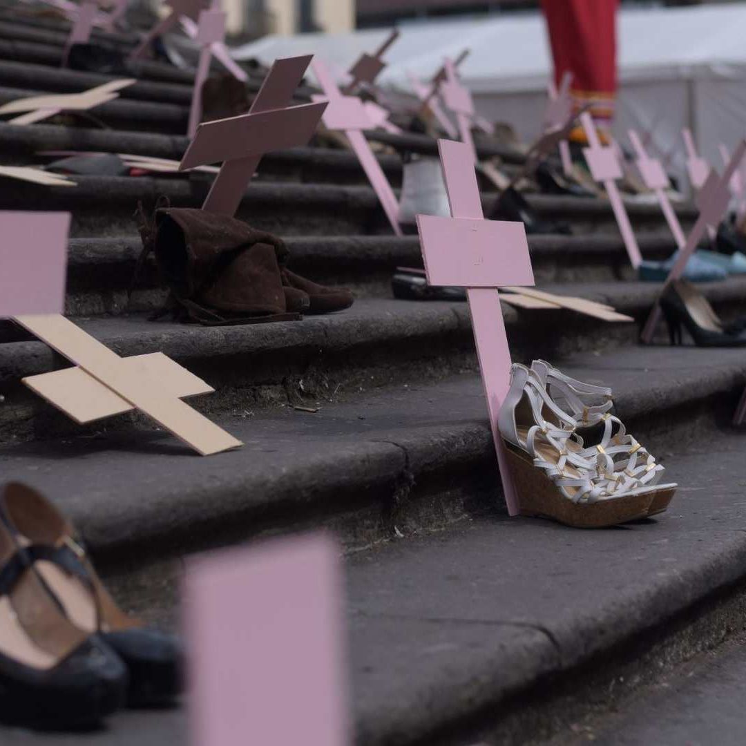 Cruces rosas y zapatillas usadas en una protesta contra el feminicidio